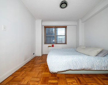 300 East 40th Street - Photo Thumbnail 1