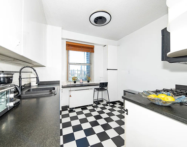 300 East 40th Street - Photo Thumbnail 8