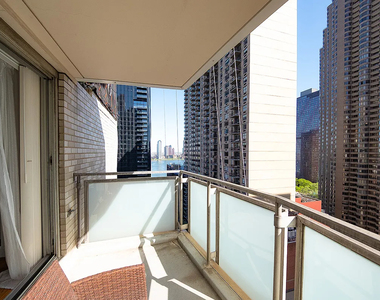 300 East 40th Street - Photo Thumbnail 3