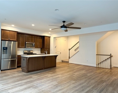 329 Parade St - Photo Thumbnail 4