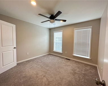 329 Parade St - Photo Thumbnail 13