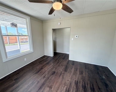 1303 Grimes St - Photo Thumbnail 3