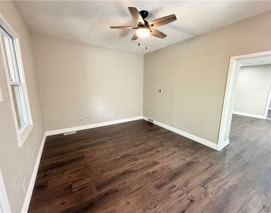 311 E Reynolds St - Photo Thumbnail 2