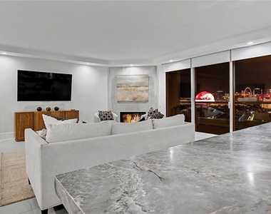 2877 Paradise Road - Photo Thumbnail 5