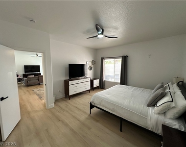 9825 Garamound Avenue - Photo Thumbnail 5