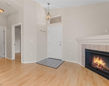 2305 W Horizon Ridge Parkway - Photo Thumbnail 9
