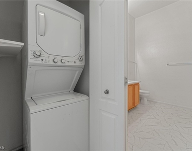 2305 W Horizon Ridge Parkway - Photo Thumbnail 25