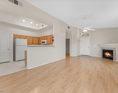 2305 W Horizon Ridge Parkway - Photo Thumbnail 10