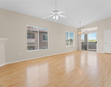 2305 W Horizon Ridge Parkway - Photo Thumbnail 6