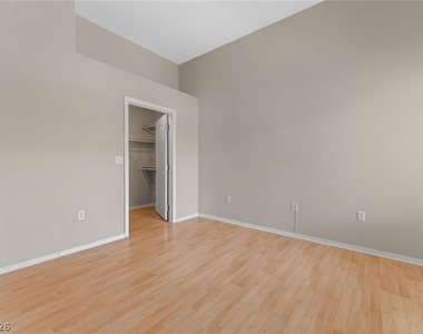 2305 W Horizon Ridge Parkway - Photo Thumbnail 15