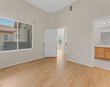 2305 W Horizon Ridge Parkway - Photo Thumbnail 16