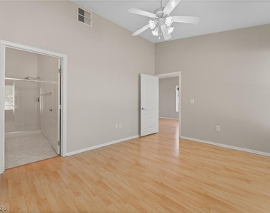2305 W Horizon Ridge Parkway - Photo Thumbnail 20