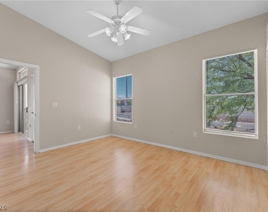 2305 W Horizon Ridge Parkway - Photo Thumbnail 17