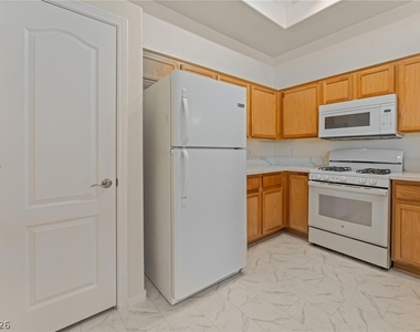 2305 W Horizon Ridge Parkway - Photo Thumbnail 13