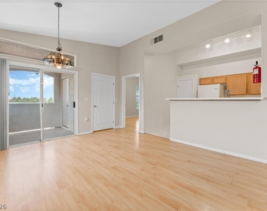 2305 W Horizon Ridge Parkway - Photo Thumbnail 12