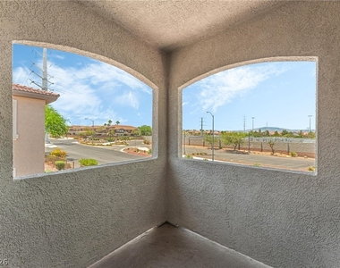 2305 W Horizon Ridge Parkway - Photo Thumbnail 27
