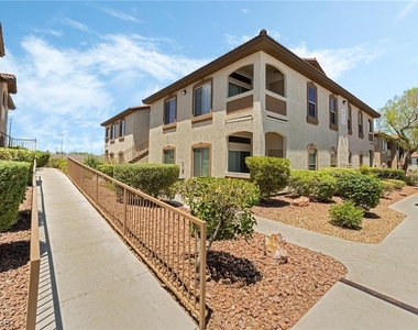 2305 W Horizon Ridge Parkway - Photo Thumbnail 2