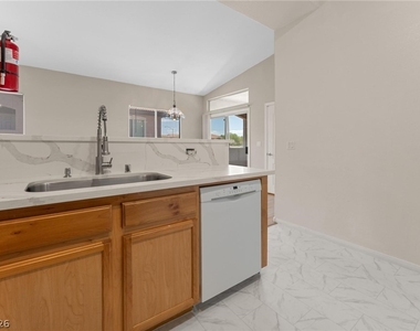2305 W Horizon Ridge Parkway - Photo Thumbnail 24