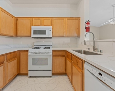 2305 W Horizon Ridge Parkway - Photo Thumbnail 14