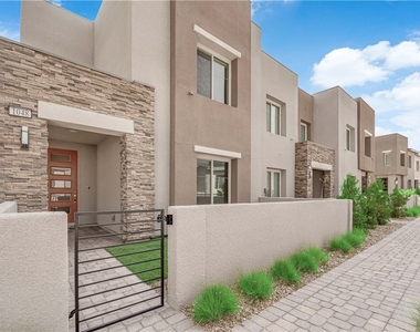 600 N Carriage Hill Drive - Photo Thumbnail 2