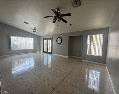 5033 Vista Del Rancho Way - Photo Thumbnail 2