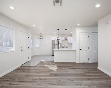 737 Rock Springs Drive - Photo Thumbnail 5