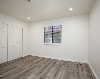 737 Rock Springs Drive - Photo Thumbnail 15