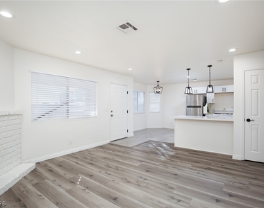 737 Rock Springs Drive - Photo Thumbnail 4