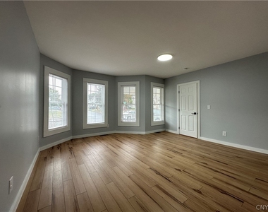 129 Charles Ave - Photo Thumbnail 5