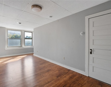 319 N Salina Street - Photo Thumbnail 4