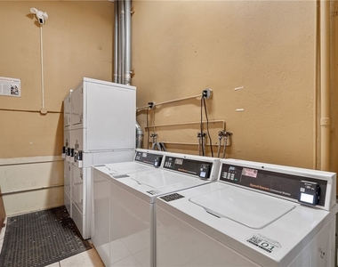 319 N Salina Street - Photo Thumbnail 3