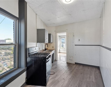 319 N Salina Street - Photo Thumbnail 13