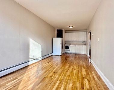 386 Manhattan Avenue - Photo Thumbnail 1