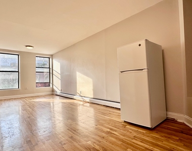 386 Manhattan Avenue - Photo Thumbnail 8