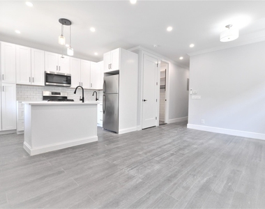 135 East 46th Street - Photo Thumbnail 2