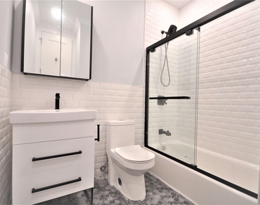 135 East 46th Street - Photo Thumbnail 4