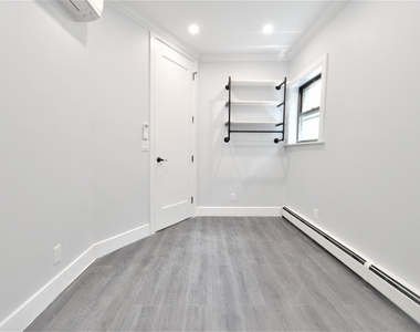 135 East 46th Street - Photo Thumbnail 3
