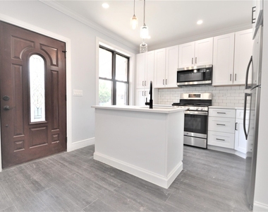 135 East 46th Street - Photo Thumbnail 1