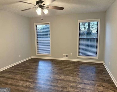2707 Hawk Drive Ne - Photo Thumbnail 7