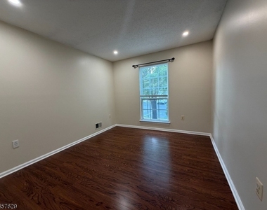30 Columbus Dr - Photo Thumbnail 10