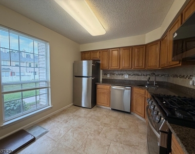 30 Columbus Dr - Photo Thumbnail 6