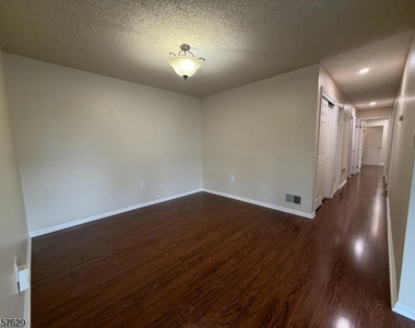 30 Columbus Dr - Photo Thumbnail 4