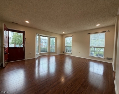 30 Columbus Dr - Photo Thumbnail 2
