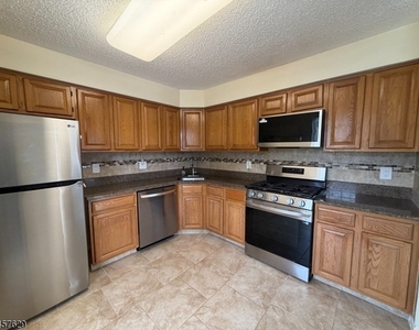 30 Columbus Dr - Photo Thumbnail 5