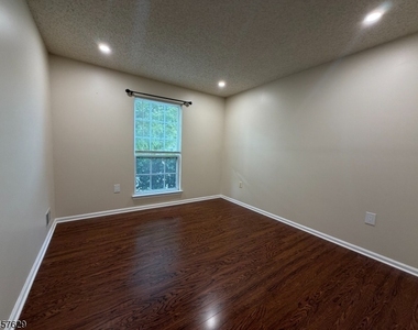 30 Columbus Dr - Photo Thumbnail 11