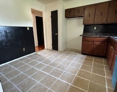 262 Revere Ave - Photo Thumbnail 5
