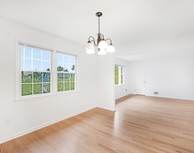 311 Temple Pl - Photo Thumbnail 9