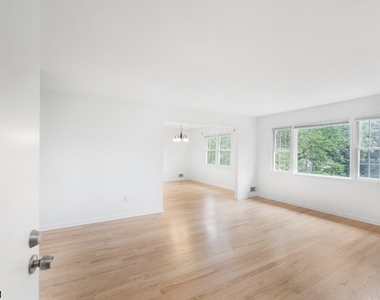 311 Temple Pl - Photo Thumbnail 2