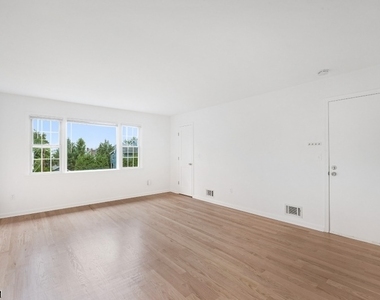 311 Temple Pl - Photo Thumbnail 4