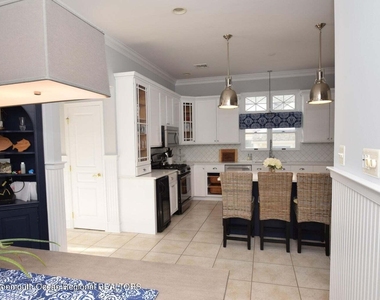 563 Whiting Avenue - Photo Thumbnail 4
